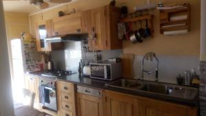 Grande chambre double chez l'habitant في لونغجومياو: مطبخ مع حوض وميكروويف +5 صور