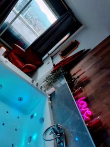 Habitación con vistas a un baño con piscina. en Superbe appartement Colmar avec vue et Jacuzzi en Colmar