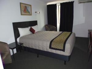 Letto o letti in una camera di Burke & Wills Motor Inn