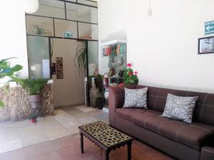 a living room with a couch and a table at Ganesha Hotel in San Cristóbal de Las Casas