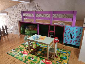 uma sala de brinquedos com um beliche e uma mesa em Nueva CASA TAÍNO em Benilloba