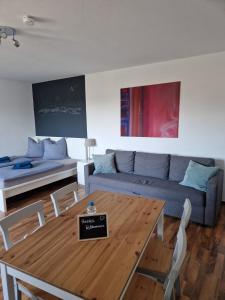 ein Wohnzimmer mit einem Sofa und einem Tisch in der Unterkunft Well located flat with balcony in Düsseldorf