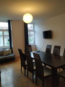 - une salle à manger avec une table et des chaises dans l'établissement CozyNite Premium Apartment Ottakring, à Vienne