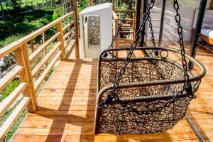 un columpio en un porche con terraza de madera en Casa el Ocobo, proyecto ecodependiente, en Silvania
