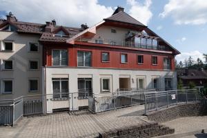 - un grand bâtiment rouge et blanc avec un balcon dans l'établissement Apartament Andy Wisła, à Wisła