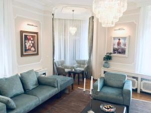 un soggiorno con divano, sedie e lampadario pendente di KNEZ SIMA Jacuzzi, 3 Bedrooms, Balcony in STARI GRAD a Belgrado