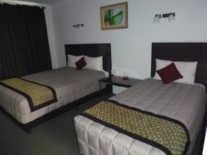 Postel nebo postele na pokoji v ubytování Burke & Wills Motor Inn + 1 fotografie