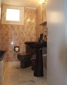 een badkamer met een wastafel en een toilet bij Modern house next to Metro station to explore Athens in Athene