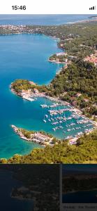 una vista aerea di un porto con barche in acqua di Apartmenthaus Suskovic Insel Krk a Omišalj (Castelmuschio)