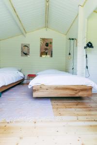 Säng eller sängar i ett rum på Wunderschönes Chalet mit Gästehaus in der Natur + Pferdeweide