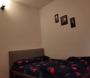 sypialnia z łóżkiem i obrazami na ścianie w obiekcie Empra Exotica w mieście Madikeri