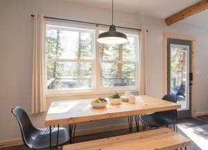 Istumisnurk majutusasutuses Carson Cabin - King Beds, Mountain Views, Mins to Town