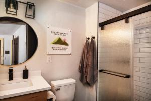 Vannituba majutusasutuses Carson Cabin - King Beds, Mountain Views, Mins to Town +39 fotot