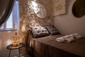 1 dormitorio con 1 cama con lámpara en una mesa en Loft Parisi, en Ostuni