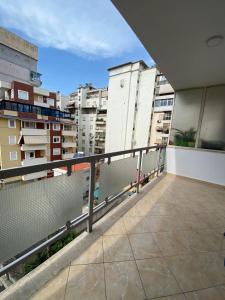 d'un balcon avec vue sur certains bâtiments. dans l'établissement Chlo apartment 2 Tirana, à Tirana