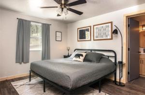 A bed or beds in a room at Carson Cabin - Magical Mountain Getaway with Modern Kitchen and Private King Suite