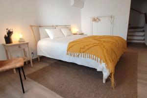 Un dormitorio con una cama con una manta naranja. en Casa Cereja, en Pêro Viseu