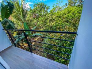 una escalera que conduce a un balcón con árboles en Aparta-Hotel LENEMBERGER en Puerto Asís