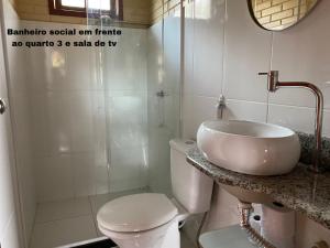 y baño con lavabo, aseo y ducha. en Casa de Campo no Caravaggio ao lado da Cervejaria Três Santas en Santa Teresa