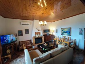 uma sala de estar com um sofá e uma mesa em THOMAS VIEW Εξοχικό σπίτι με θέα στη θάλασσα em Porto Heli