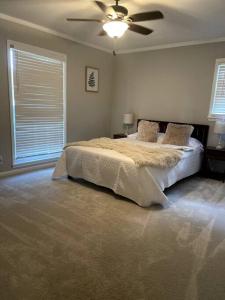 una camera con letto e ventilatore a soffitto di Cozy & spacious 4 bed home with indoor fire place a Madison