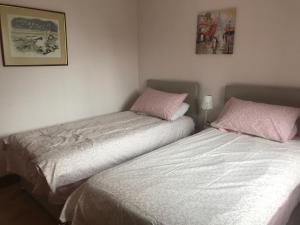 two beds sitting next to each other in a bedroom at Roselea in Glasbury