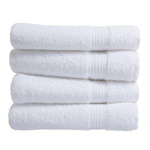 uma pilha de toalhas brancas isoladas num fundo branco em Lovely one bed apartment to rent em Londres