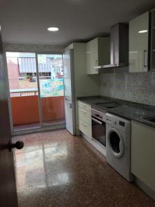 een keuken met een wasmachine en een wasmachine bij UIM Mediterraneo Isabel 23 Wifi in Puerto de Sagunto