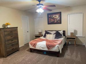 een slaapkamer met een bed en een plafondventilator bij Rocket city your home away from home. in Huntsville