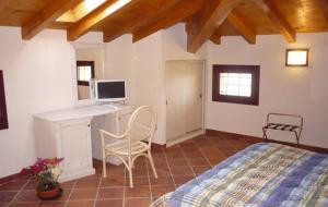 - une chambre avec un lit et un bureau avec un ordinateur dans l'établissement Agriturismo Al Navile, à Malalbergo