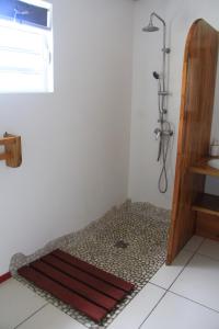 a corner of a bathroom with a shower in a room at Villa Kajou in Sainte-Anne