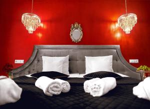 sypialnia z łóżkiem z ręcznikami w obiekcie La Rose Residence w mieście Mikołajki