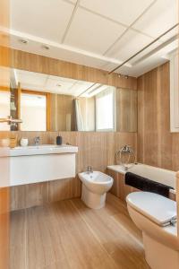 a bathroom with a toilet and a sink and a tub at Paradero Rental B75 Vistas al Mar in Calpe