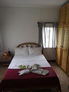 een slaapkamer met een bed met twee handdoeken erop bij Villa Karel Mauritius Beach house in Riambel