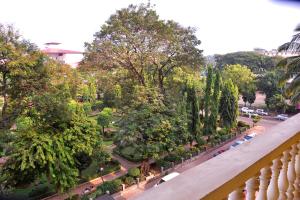 Vasco Residency في فاسكو دا غاما: اطلاله على حديقة فيها اشجار وشارع