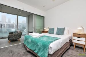 Een bed of bedden in een kamer bij QV Waterfront Apartment Viaduct Area - 503