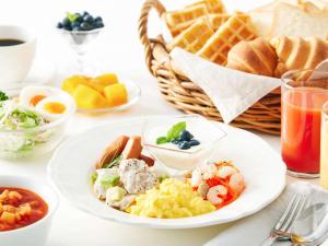 una mesa con un plato de comida para el desayuno. en Comfort Hotel Niigata en Niigata