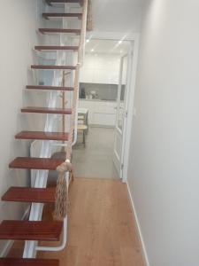 una escalera de caracol en una casa con sala de estar en CASA PEREIRAS, en Pontevedra