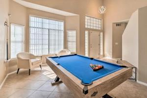 New Home Hot Tub, Grill, Games, 11 Mi to Strip! في لاس فيغاس: غرفة معيشة فيها طاولة بلياردو