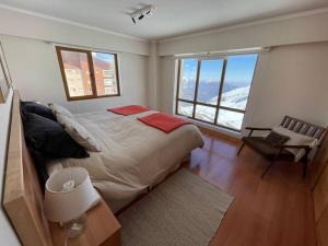 Un dormitorio con una cama grande y una ventana en Departamento Valle Nevado, Ski in - Ski out, en Santiago