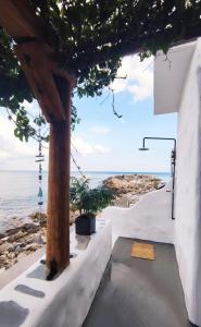 una casa con vistas al océano en Stegna Rita's apartment en Archangelos