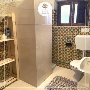 ein Bad mit einer Dusche und einem WC in der Unterkunft A Toca in Envendos
