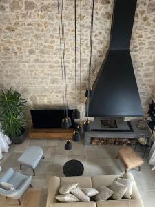 - un salon avec un canapé et une cheminée dans l'établissement Loft by Villa di Piazza - a home you won’t forget, à Višnjan
