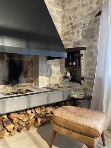 - une cuisine avec une cheminée, un tabouret et une table dans l'établissement Loft by Villa di Piazza - a home you won’t forget, à Višnjan