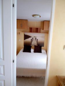 een kleine slaapkamer met een bed in een kleine kamer bij Casa del cristo in Solórzano