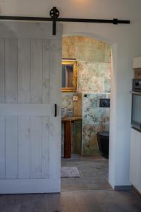 een open deur in een kamer met een badkamer bij Rooms21 in Schiefling am See