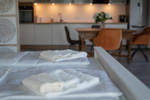 twee handdoeken bovenop twee bedden in een kamer bij Rooms21 in Schiefling am See