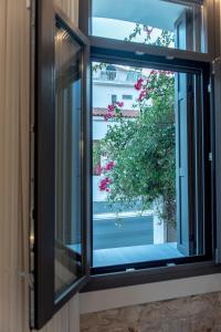 Villa Samos - Renovated stone villa with private pool- 2 min from the sea!外面的花园