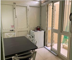 Cette petite chambre dispose d'une table et d'un réfrigérateur. dans l'établissement Qronfli Holiday Apartments With Swimming Pool, à San Lawrenz