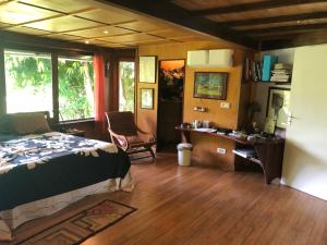- une chambre avec un lit et un bureau dans l'établissement VILLA O VAI, à Teahupoo